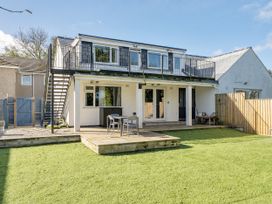 An outdoor area with a deck and seating at 2 Bedroom Apartment Sleeps 3 Garden Pets Carbis Bay