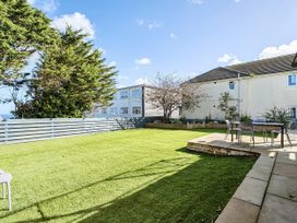 A garden with grass and seating area at 2 Bedroom Apartment Sleeps 3 Garden Pets in Carbis Bay