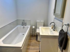 A bathroom with a bathtub, sink, and toilet at Cottage Sleeps 6 Garden Parking Beaulieu Farm near Coleford