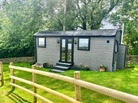 A shepherd hut with steps and garden at Peaceful Shepherd Hut near Clovelly