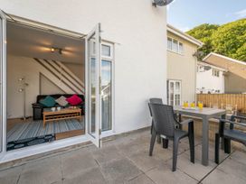 A garden with a table and chairs outside at Ty Gwyn Borth-y-gest House Sleeps 5 Garden Parking Borth-Y-Gest