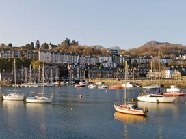 A harbor with boats and houses at Ty Gwyn Borth-y-gest House Sleeps 5 Garden Parking in Borth-Y-Gest