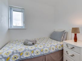 A bedroom with a single bed and a window at Ty Gwyn Borth-y-gest House Sleeps 5 Garden Parking Borth-Y-Gest