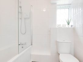 A bathroom with a bathtub and toilet at Ty Gwyn Borth-y-gest House Sleeps 5 Garden Parking Borth-Y-Gest