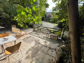 A garden area with a table and chair at the property in Bovey Tracey