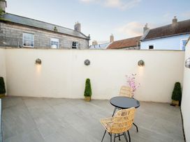 A garden area with a table and chairs at Newly Refurbished Cottage, sleeping 4 and Central Berwick-Upon-Tweed