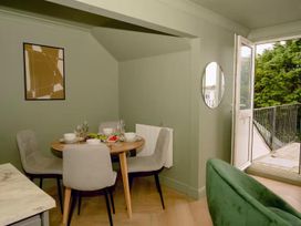 A dining area with a table and chairs at 1 Bedroom Apartment, sleeping 3 with balcony and pet friendly, Carbis Bay