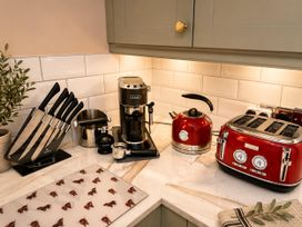 A kitchen with appliances and utensils at Muddy Boots – La Petite Mews in Kirby Stephen