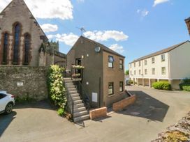 A building with steps and garden at Muddy Boots – Scarpa in Kirkby Stephen