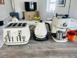 A toaster, kettle, and coffee machine on a table at Muddy Boots – Scarpa in Kirkby Stephen