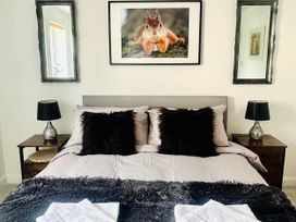 A bedroom with a bed and bedside tables at Muddy Boots – Scarpa in Kirkby Stephen