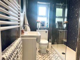 A bathroom featuring a shower, toilet, and sink at Muddy Boots – Scarpa in Kirkby Stephen