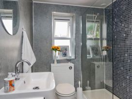 A bathroom with a sink, toilet, and shower at Muddy Boots – Scarpa in Kirkby Stephen