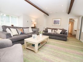 A living room with sofas and a coffee table at Peewit Barn Moreton-in-Marsh