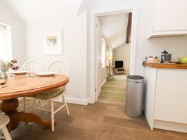 A dining room with a wooden table and chairs at Peewit Barn in Moreton-in-Marsh