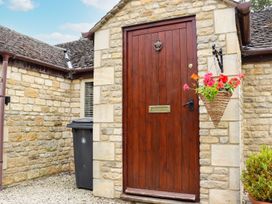 A door with a flower basket at Peewit Barn in Moreton-in-Marsh