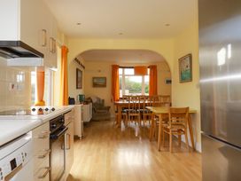 A kitchen with a dining area in Chy-an-Lowena Crantock