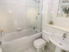 A bathroom with a bathtub and shower at Hafan y Tyddyn