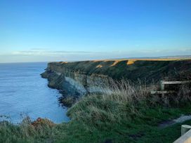 A cliff overlooking the ocean at Blue Dolphin Holiday Home in Gristhorpe