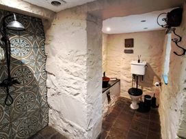 A bathroom with shower, sink, and toilet at Y Cwtch in Dolgellau