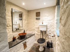 A bathroom with a toilet and sink at Y Cwtch in Dolgellau