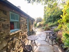 An outdoor seating area with tables and chairs at Y Cwtch Dolgellau
