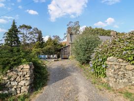 An outdoor view of a house with a garden at Waen Fechan in Dolgellau