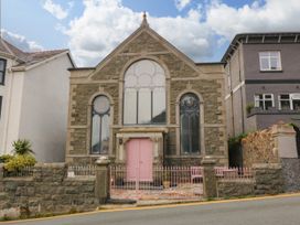 A building with pink door and windows at Chapel of Arts in Criccieth