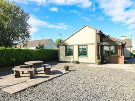 A garden with a table and benches at Kate’s Daingean