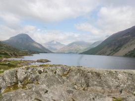 A view of a lake surrounded by mountains at Acorn Cleator