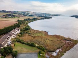 A river view with houses and landscape at Willow in Kingsteignton