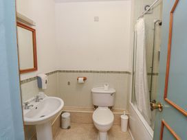 A bathroom with a sink, toilet, and shower at Tor in Kingsteignton