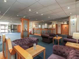 A lobby with seating and a reception desk at Goldfinch in Kingsteignton