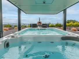 A swimming pool with an outdoor kitchen at Huxham View & Annex in Kingsteignton