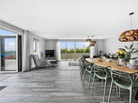 A dining room with a table and chairs at Huxham View & Annex in Kingsteignton