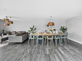 A dining room with a table and chairs at Huxham View & Annex in Kingsteignton