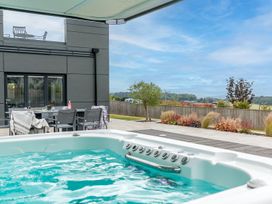 A hot tub with outdoor furniture in the garden at Huxham View & Annex in Kingsteignton
