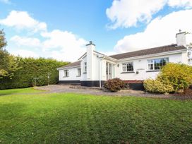 A house with a lawn and hedges at Cross Beg in Kilmihil, County Clare