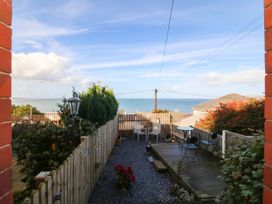 A garden view overlooking the sea at Derwen-Las in Penmaenmawr