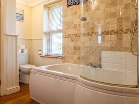 A bathroom with a bathtub and toilet at The Old Barn in Manchester