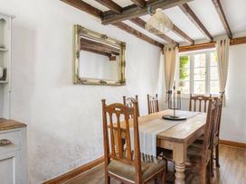 A dining room with a wooden table and chairs at the property 