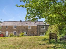 A garden with a house in the background at The Old Barn in Manchester