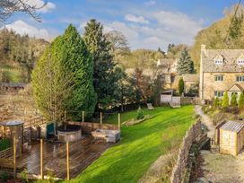 A garden with a hot tub and seating area at the property