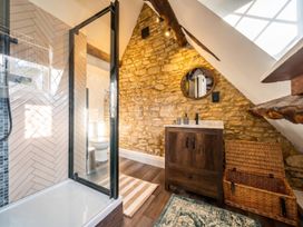 A bathroom with a shower, toilet, and sink at the property