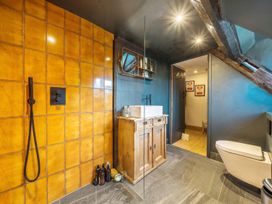 A bathroom with shower, sink, and toilet at The Old Barn in Manchester
