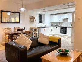A living room with a dining area and kitchen at the property in 