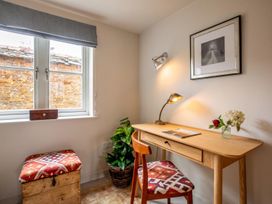 A home office with a desk and chair at the property in 