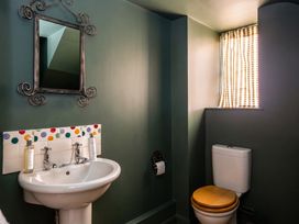 A bathroom with a wash basin and toilet at The Old Barn in Manchester