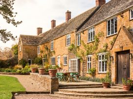 A house with a patio and garden at 