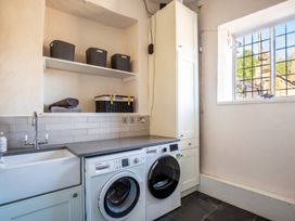 A laundry room with washing machine and tumble dryer at the property in 